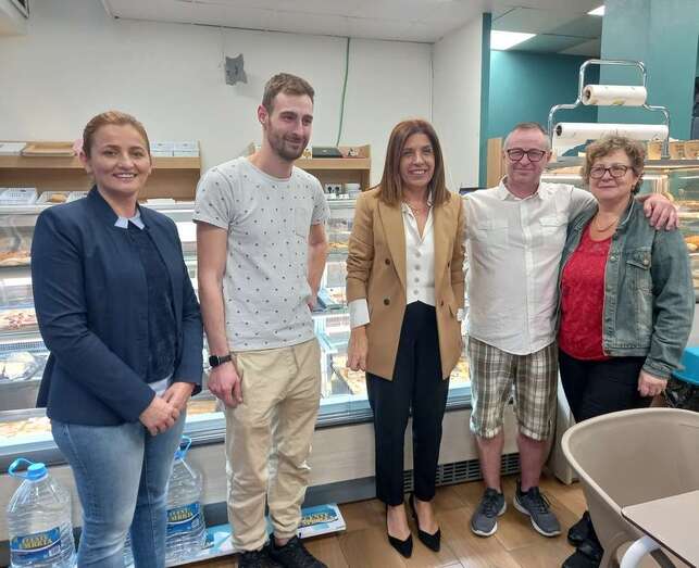 La alcaldesa de Telde con los propietarios del negocio/TA.